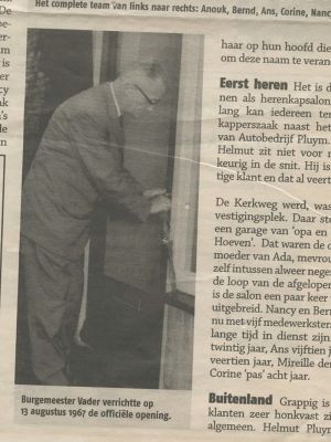 Kapsalon Van den Berg wordt officieel geopend door burgemeester J. Vader van Pijnacker.
