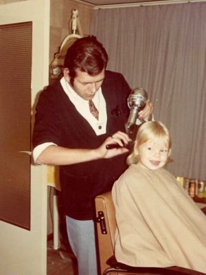 Heropening van de vernieuwde kapsalon van Niek van den Berg: van heren- naar allround kapsalon.