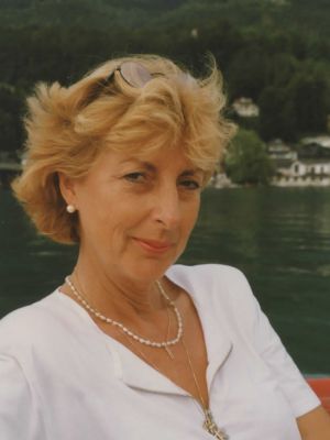 Ada Visser overlijdt. Nancy en haar broer Bernd zetten Ada's Haarmode samen voort.