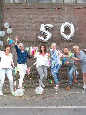 Het team viert 50 jaar Ada's Haarmode